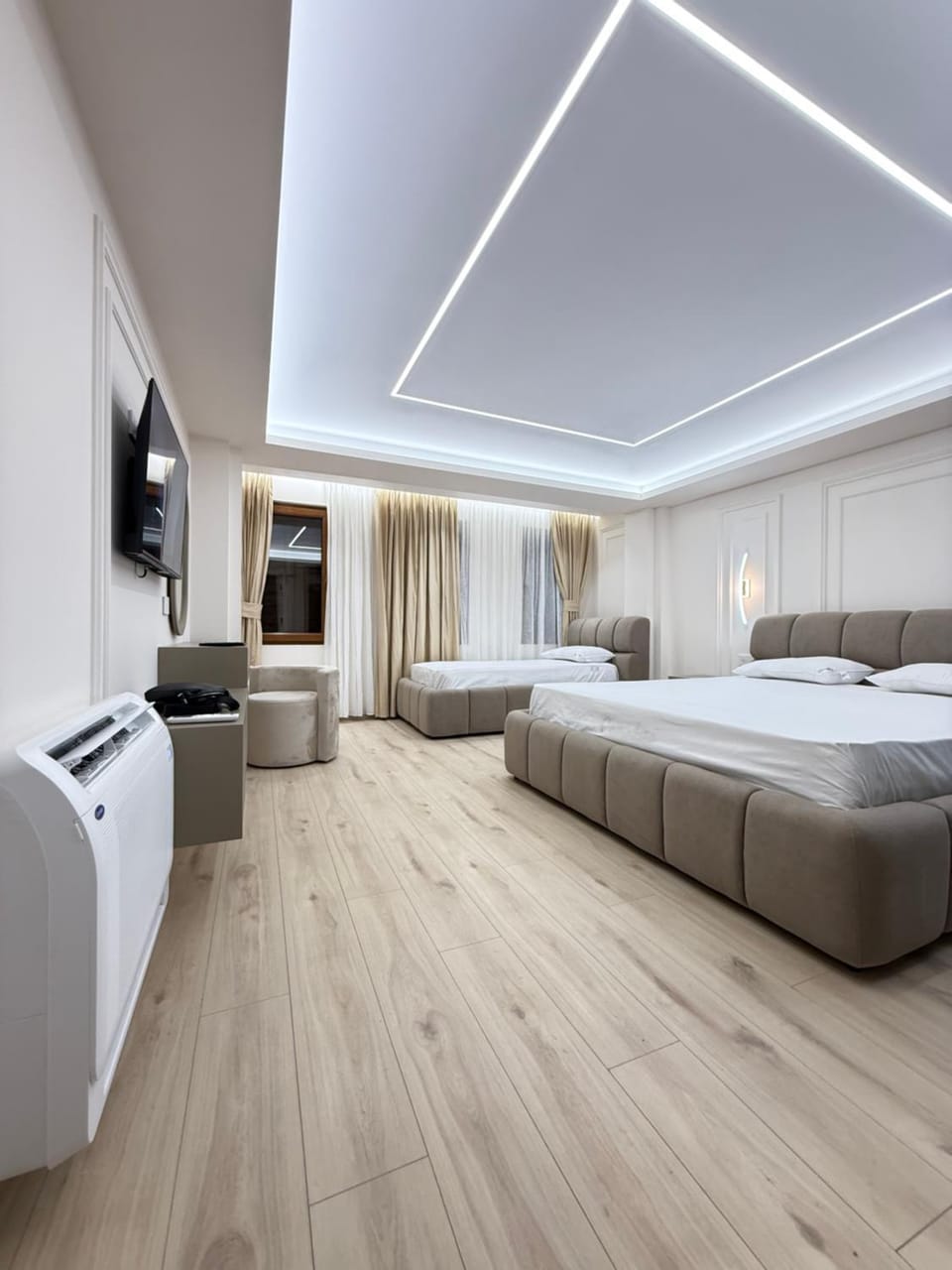 Bed, TV and multimedia, Photo of the whole room, Seating area, Bedroom, air conditioner