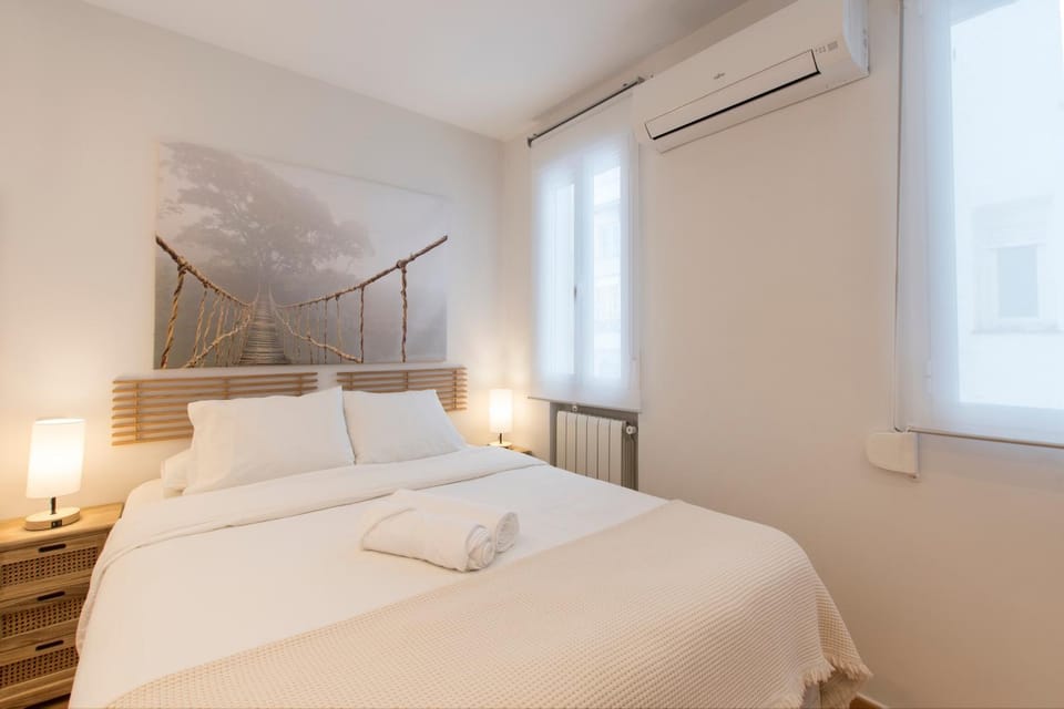 Bed, Bedroom, internet, air conditioner