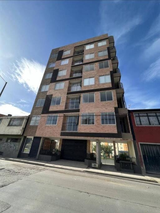 Apartaestudio amoblado, Edificio Avanzzare T1-501 Apartment in Bogota