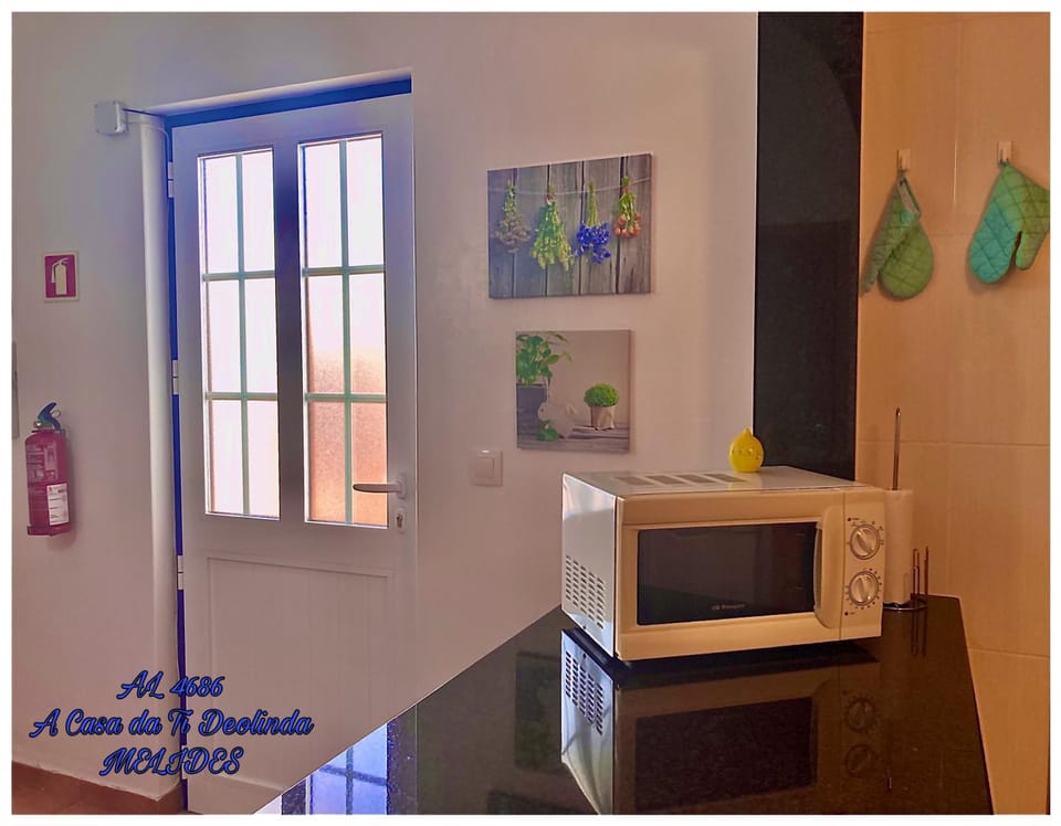 Kitchen or kitchenette, minibar
