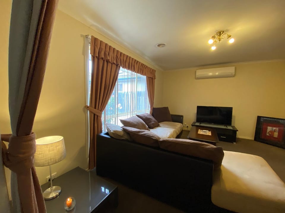 TV and multimedia, Living room, Seating area, air conditioner