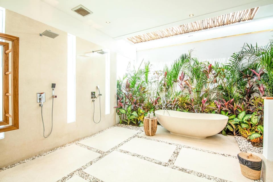 Spacious 4 BR Walking Distance to Finns Beach Villa in North Kuta