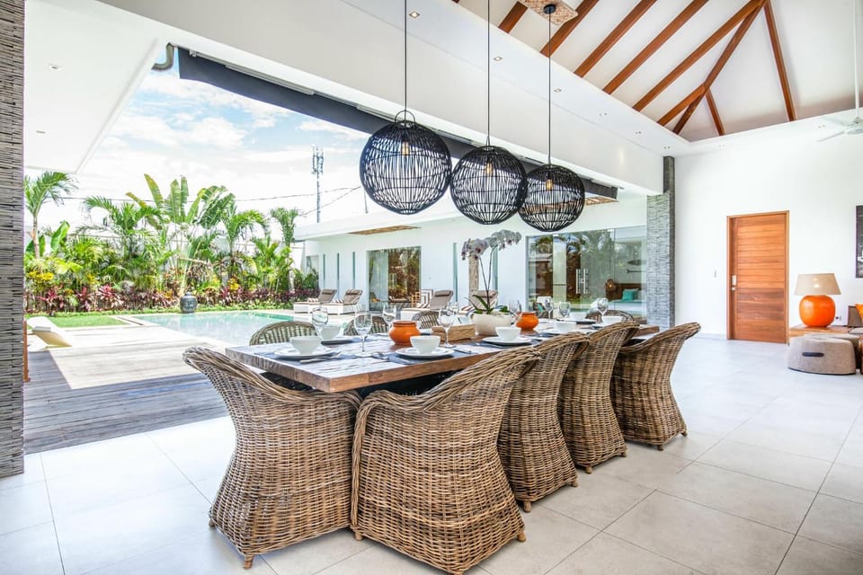 Spacious 4 BR Walking Distance to Finns Beach Villa in North Kuta