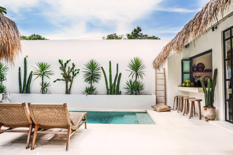 Swimming pool, sunbed