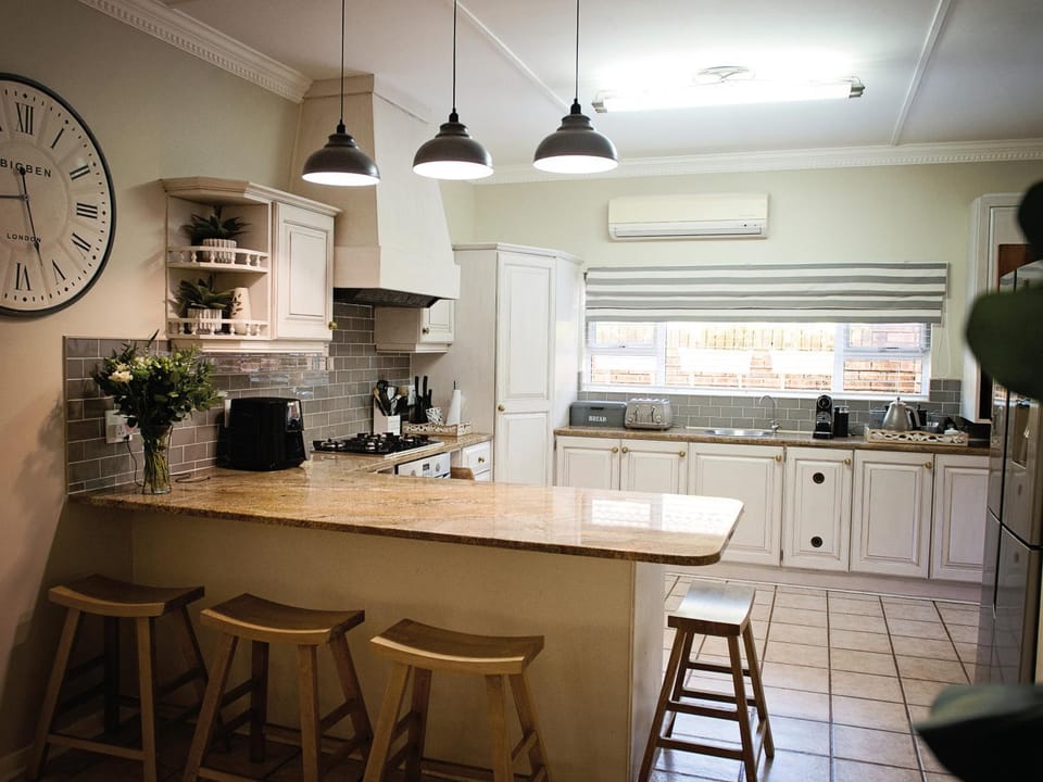 Coffee/tea facilities, Kitchen or kitchenette, Dining area, minibar, pet friendly, stove