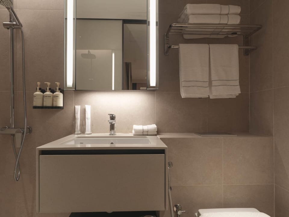 Toilet, towels