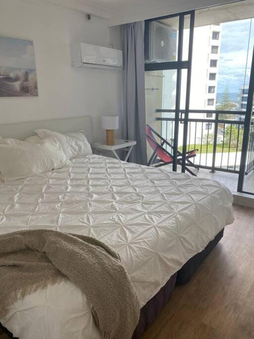 Bed, Bedroom, air conditioner