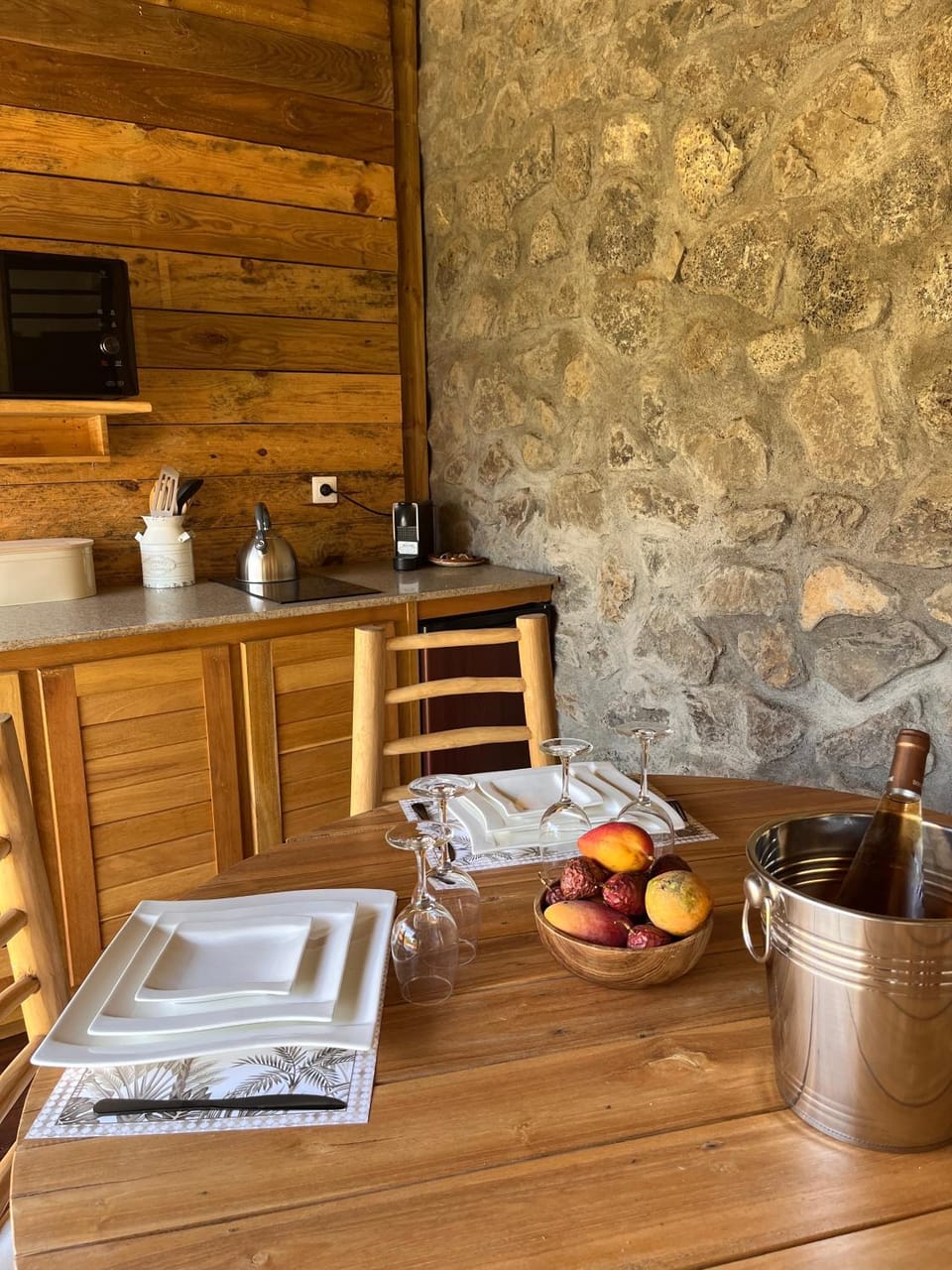 Kitchen or kitchenette, Dining area