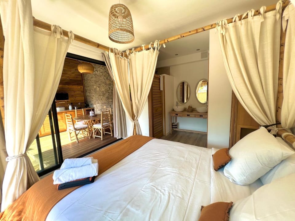 Bed, Bedroom, towels