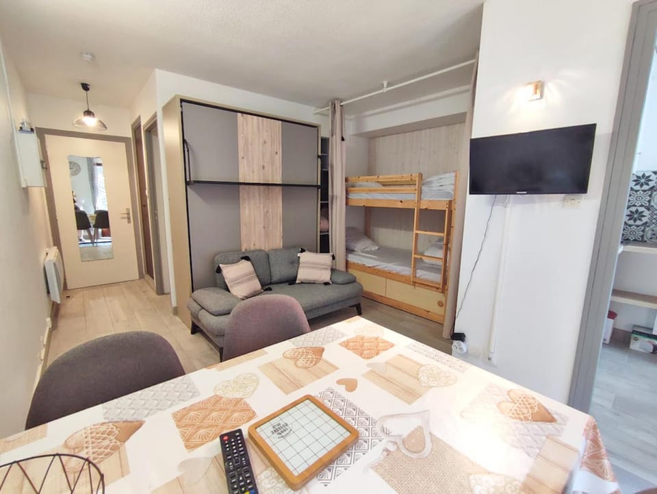 Bed, TV and multimedia, Living room, Dining area
