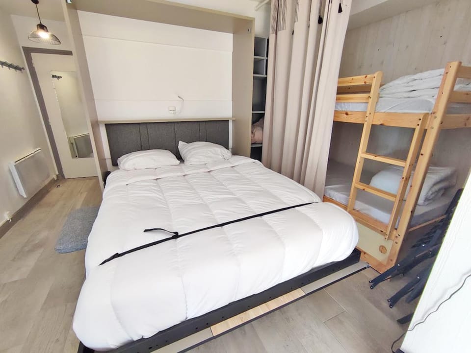Bed, bunk bed