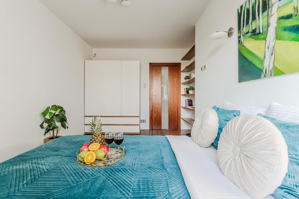 Bed, Living room, Photo of the whole room, wardrobe