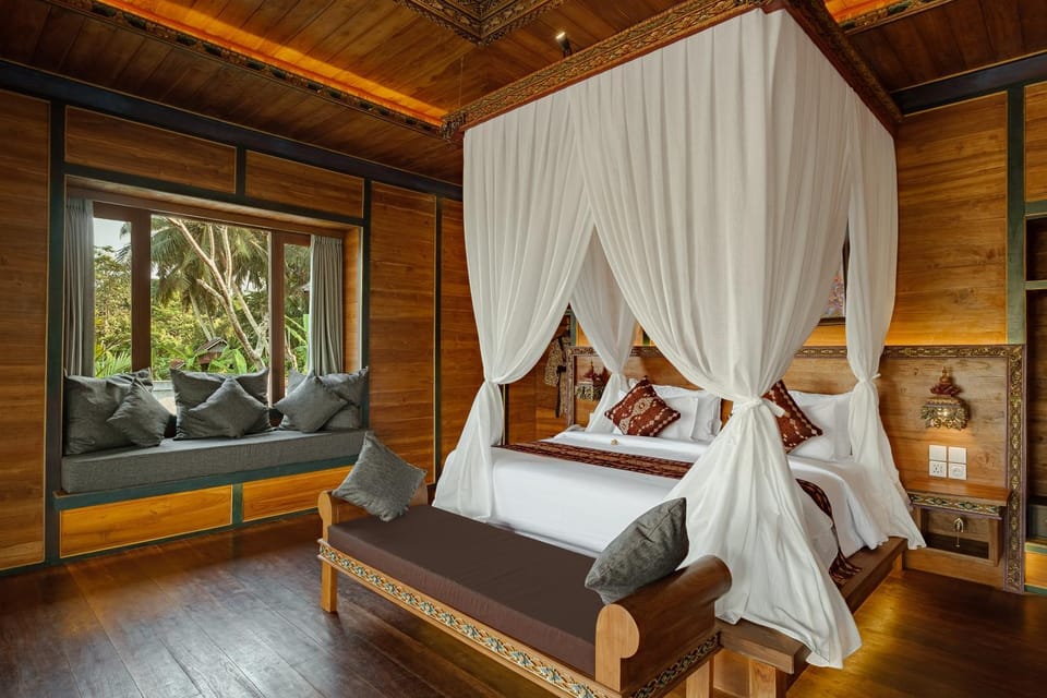 Bed, Photo of the whole room, Seating area, Bedroom