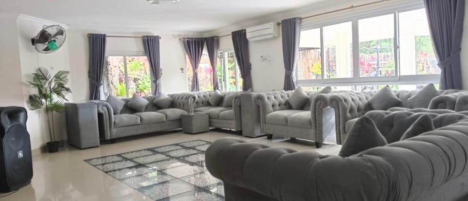 Villa London Puncak Villa in Cisarua