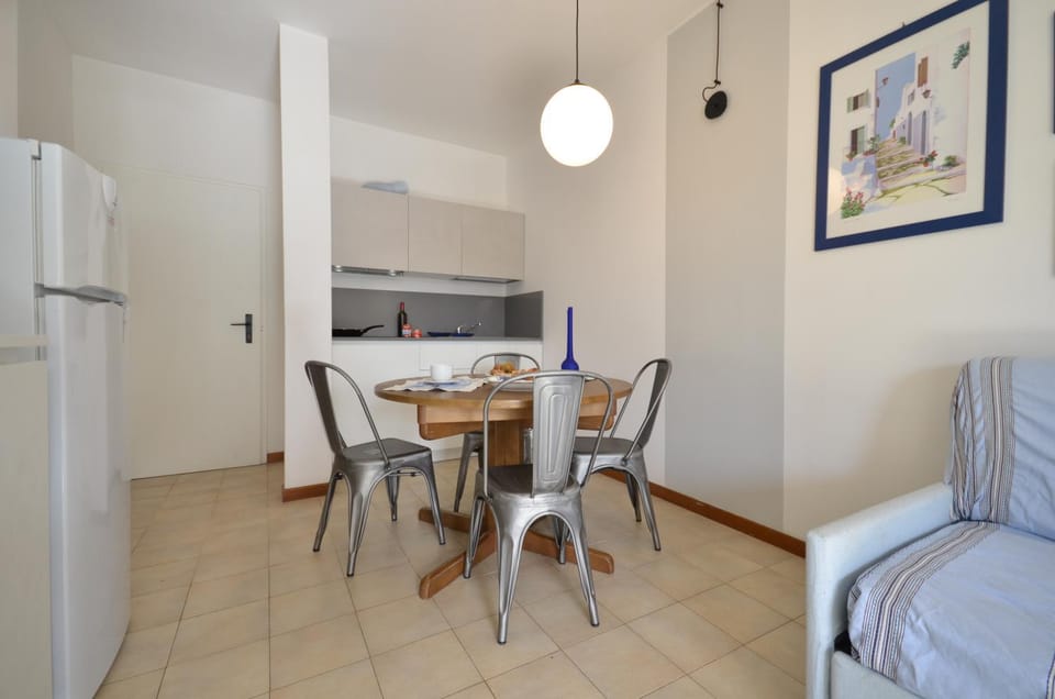 Kitchen or kitchenette, Living room, Seating area, Dining area, oven, pet friendly, stove