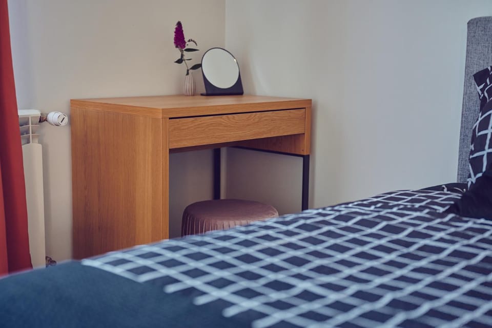 Photo of the whole room, Bedroom, hair dresser