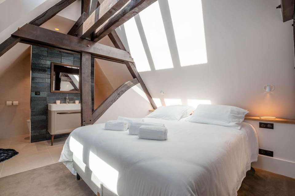 Bed, Photo of the whole room, Bedroom, towels