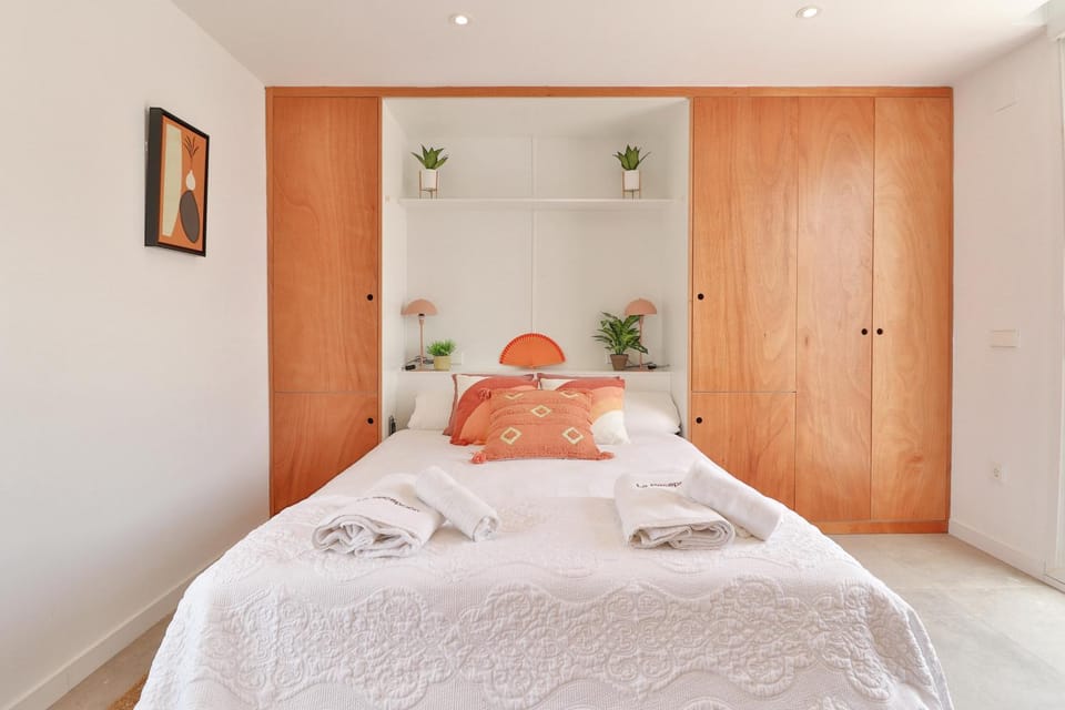Bed, Photo of the whole room, Bedroom, towels, wardrobe