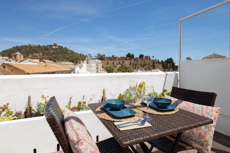 Natural landscape, View (from property/room), Balcony/Terrace, Dining area, Mountain view