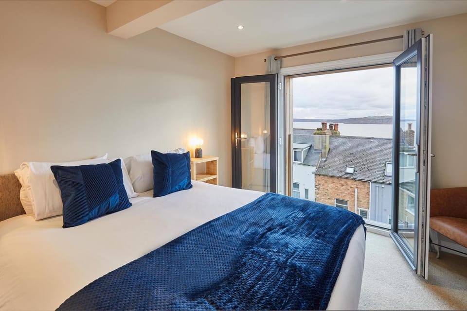 Bed, Natural landscape, View (from property/room), Balcony/Terrace, Bedroom, Sea view