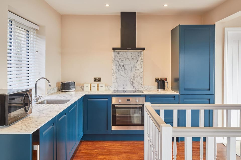 Coffee/tea facilities, Kitchen or kitchenette, Dining area, oven, stove, toaster