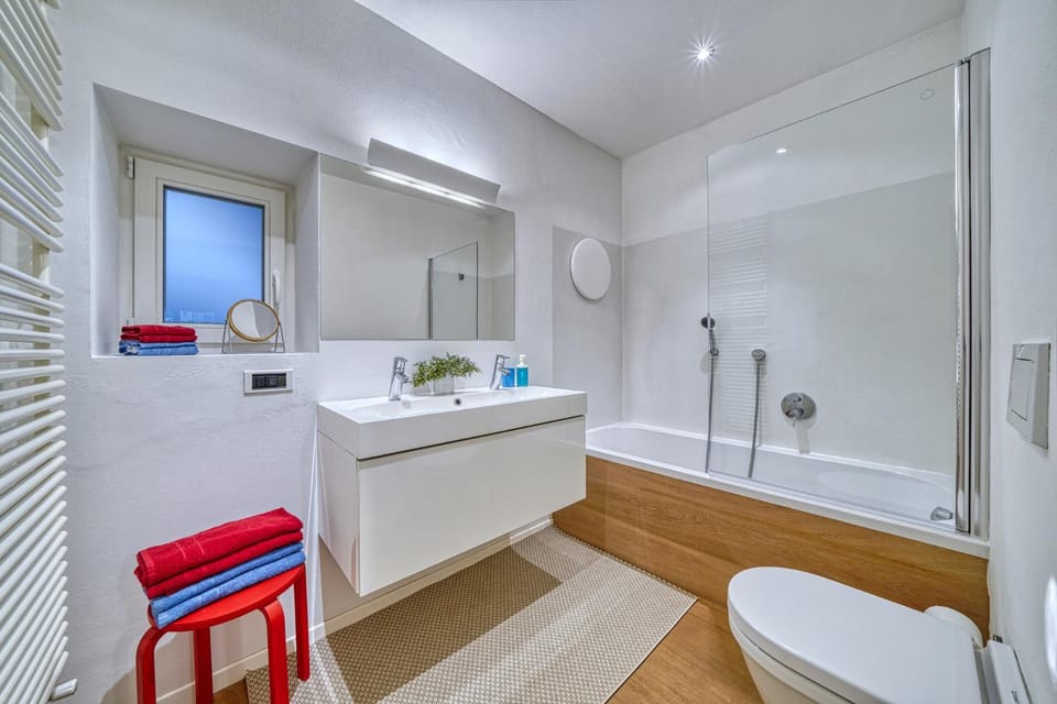 Shower, Toilet, Bathroom, Bath, towels