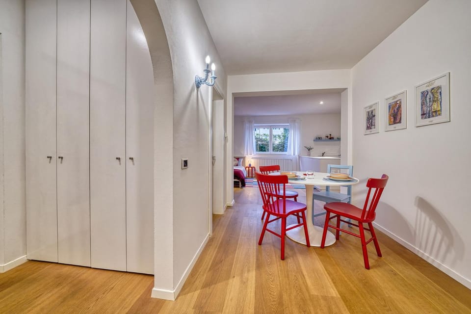 Seating area, Dining area, wardrobe