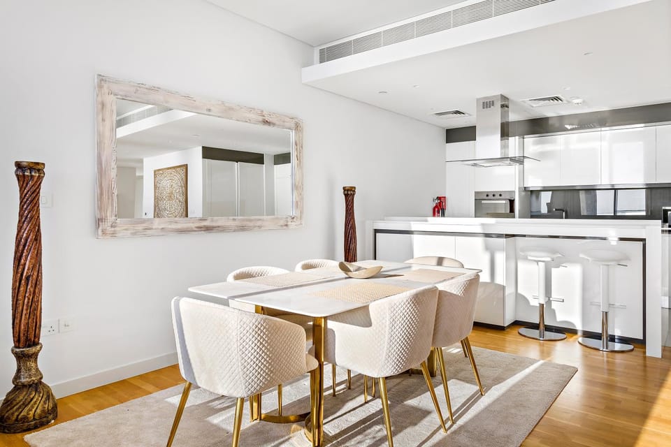 Kitchen or kitchenette, Dining area