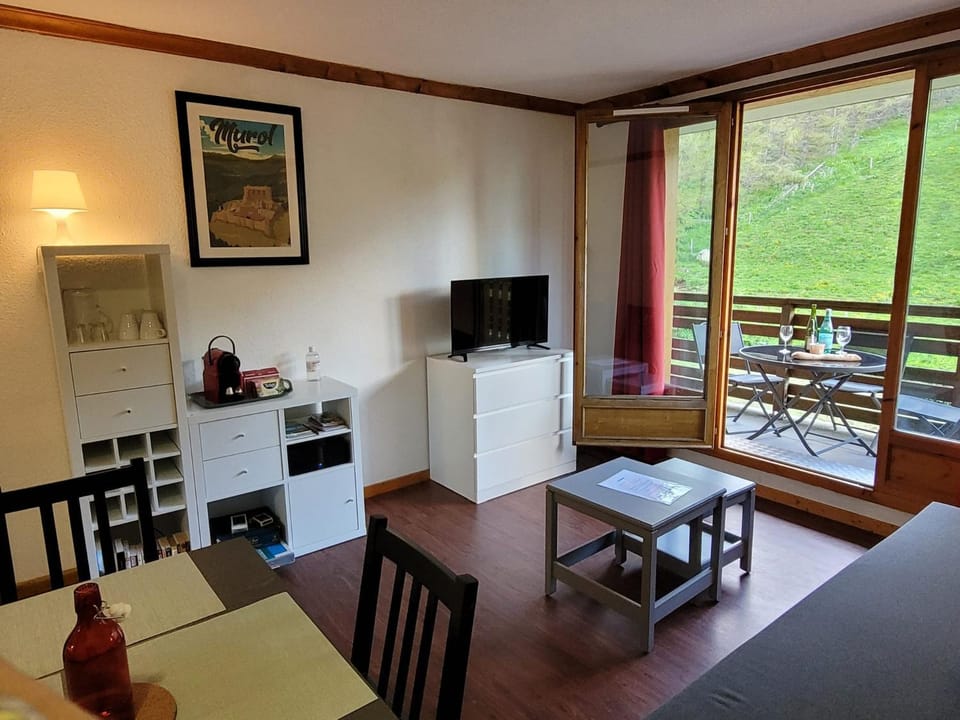 Appartement Hauteurs Super Besse - 4 personnes -Piscine & Garage Apartment in Besse-et-Saint-Anastaise