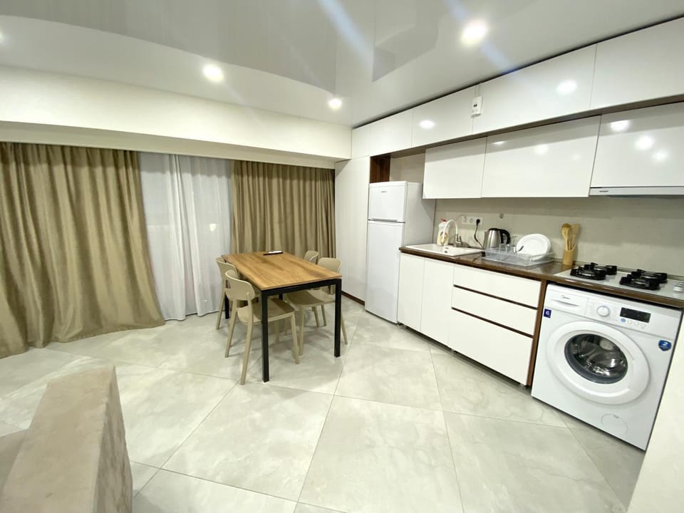 Kitchen or kitchenette, Dining area, stove, washing machine