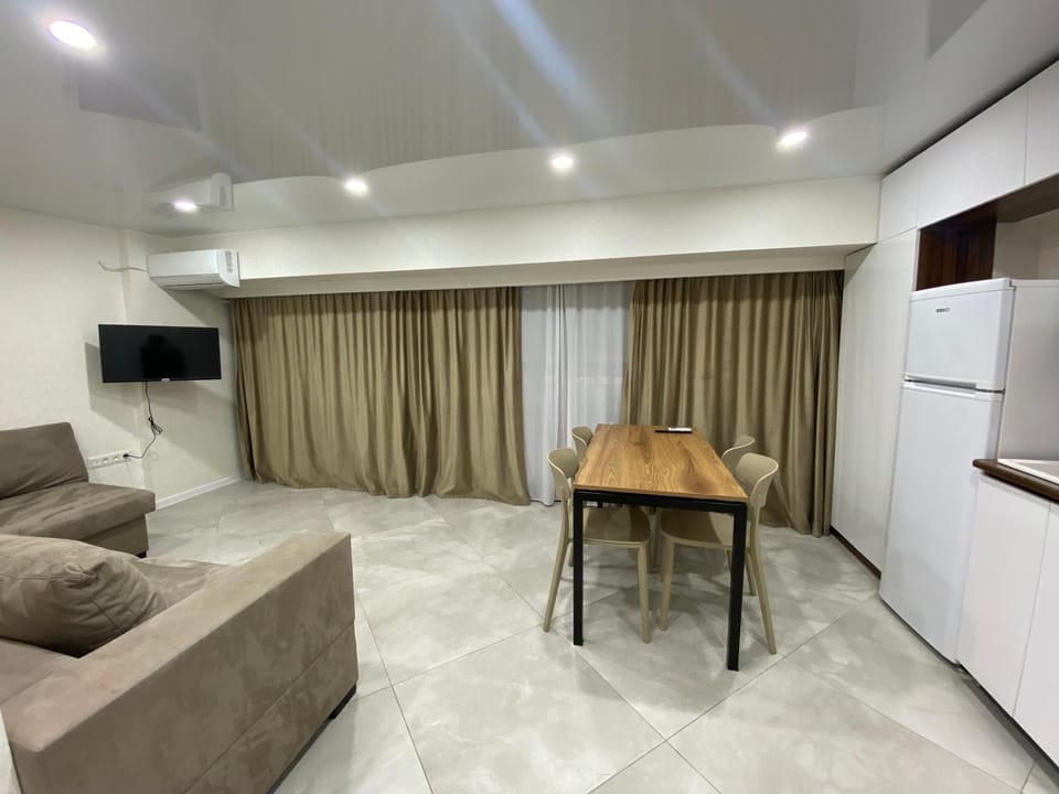 TV and multimedia, Kitchen or kitchenette, Living room, Seating area, Dining area