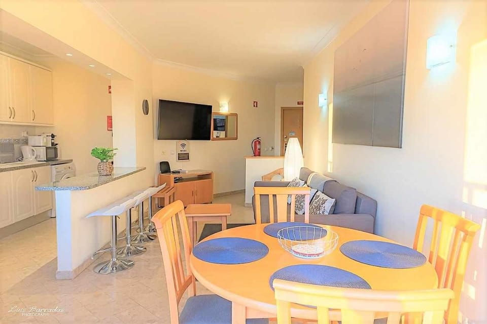 Communal lounge/ TV room, TV and multimedia, Kitchen or kitchenette, Living room, Dining area, minibar, stove
