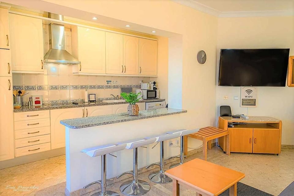 TV and multimedia, Kitchen or kitchenette, Dining area, minibar, stove, dryer