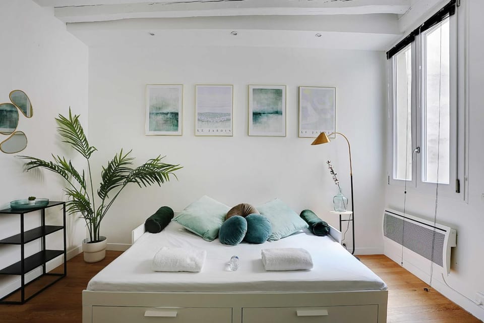 Photo of the whole room, internet, towels
