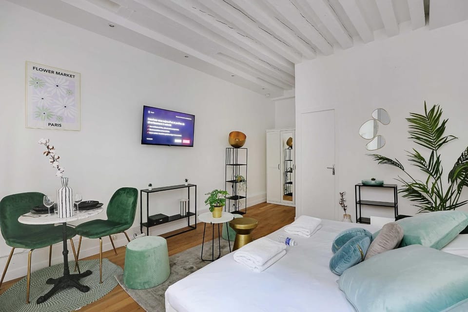 Bed, TV and multimedia, Living room, Photo of the whole room, Seating area