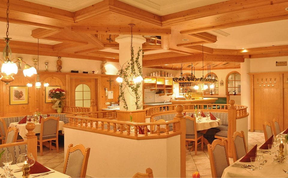 Restaurant/places to eat, Lounge or bar
