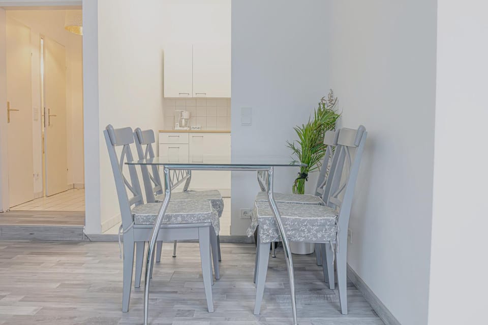 Kitchen or kitchenette, Seating area, Dining area