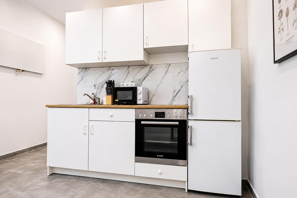 Coffee/tea facilities, Kitchen or kitchenette, oven, stove, toaster