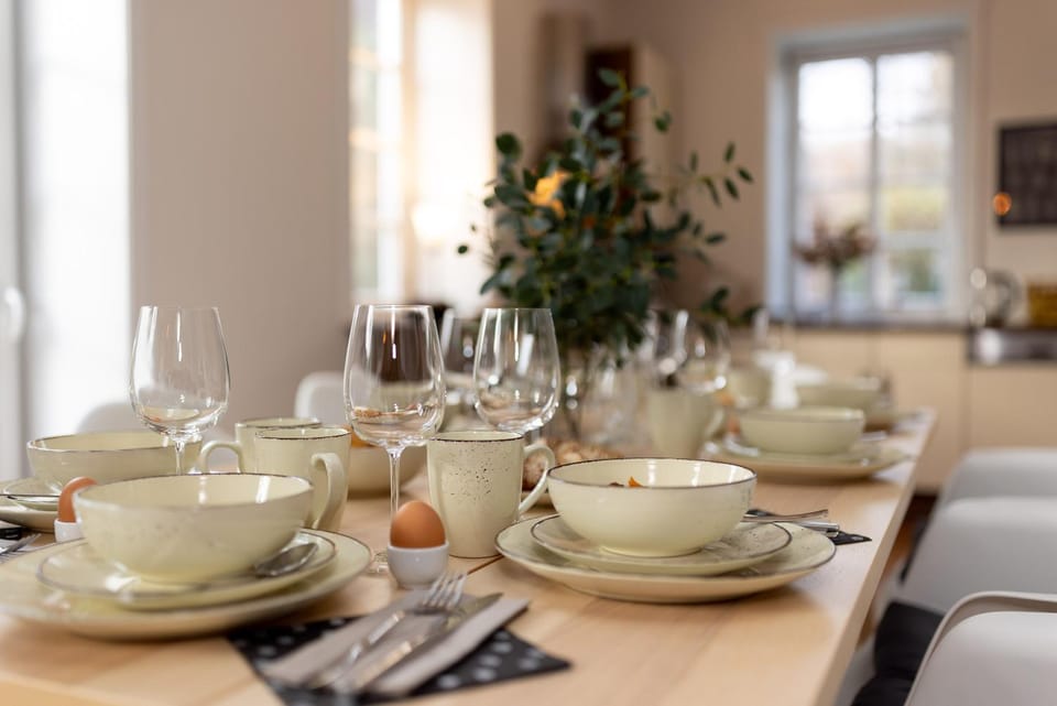 Food and drinks, Seating area, Dining area, Food