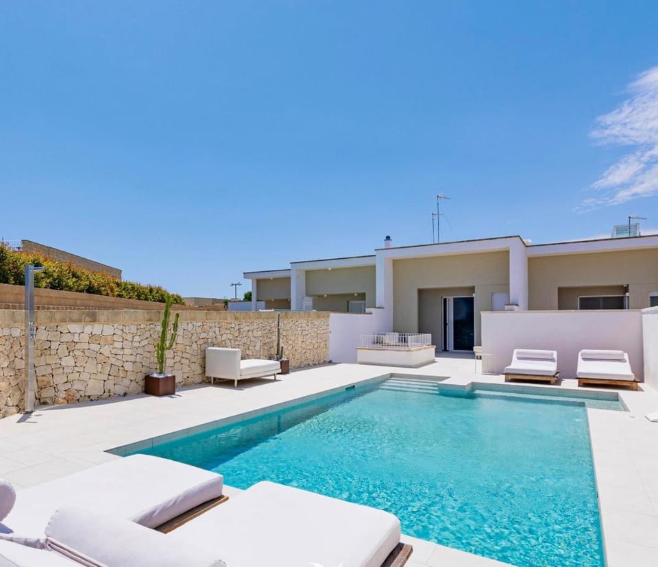 Property building, Day, Pool view, Swimming pool, sunbed