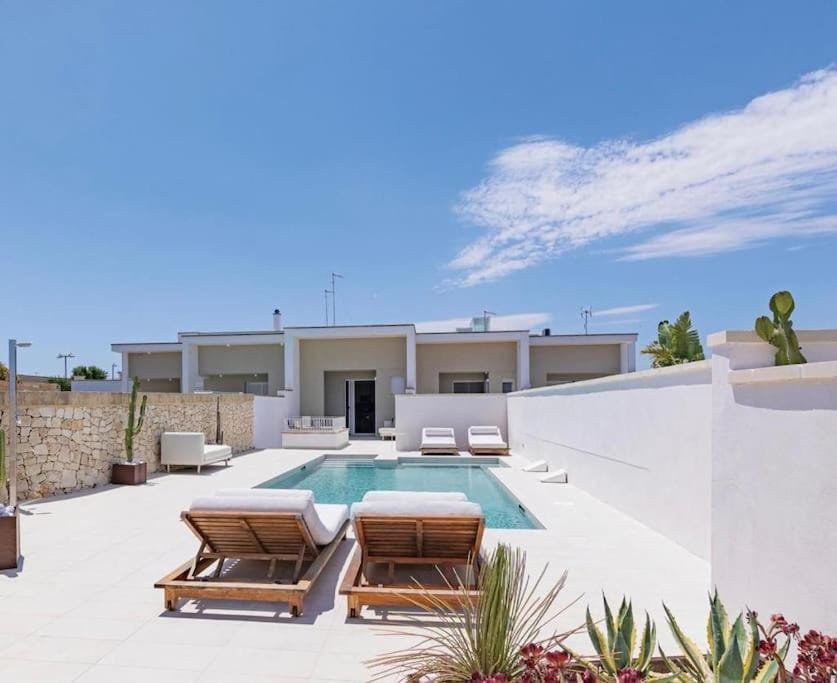Property building, Day, Pool view, Swimming pool, sunbed