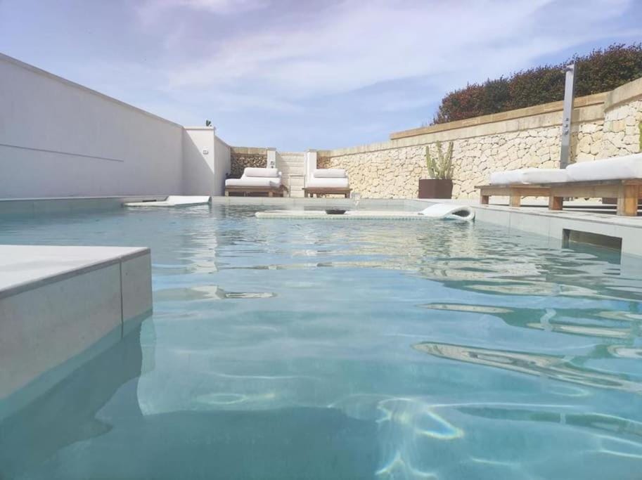 Day, Pool view, Swimming pool, sunbed