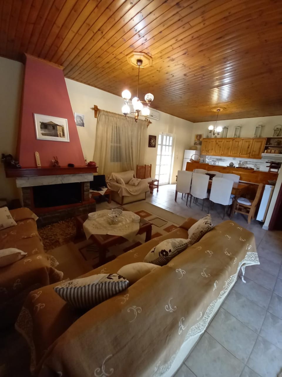 Property building, Day, Activities, TV and multimedia, Coffee/tea facilities, View (from property/room), Living room, Decorative detail, Seating area, Dining area, On site, Pets, Guests, Garden view, Area and facilities, Time of day, Location, children, young children, older children, group of guests, Family, flat iron, kitchen