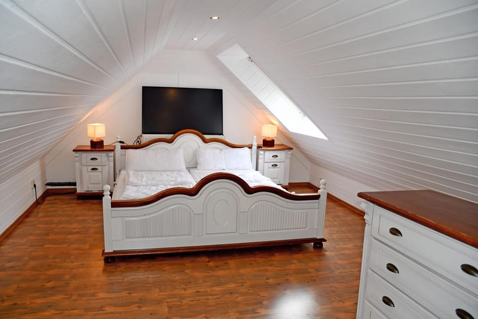 Bed, Photo of the whole room