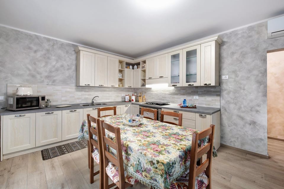 Property building, Kitchen or kitchenette, Living room