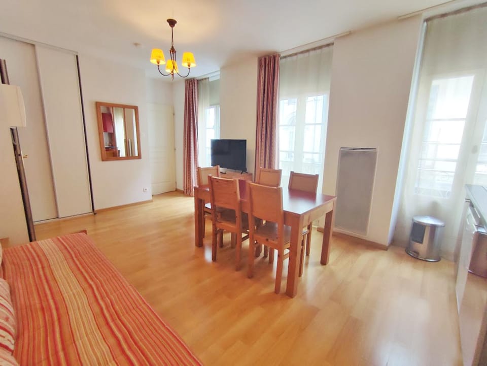 TV and multimedia, Living room, Dining area