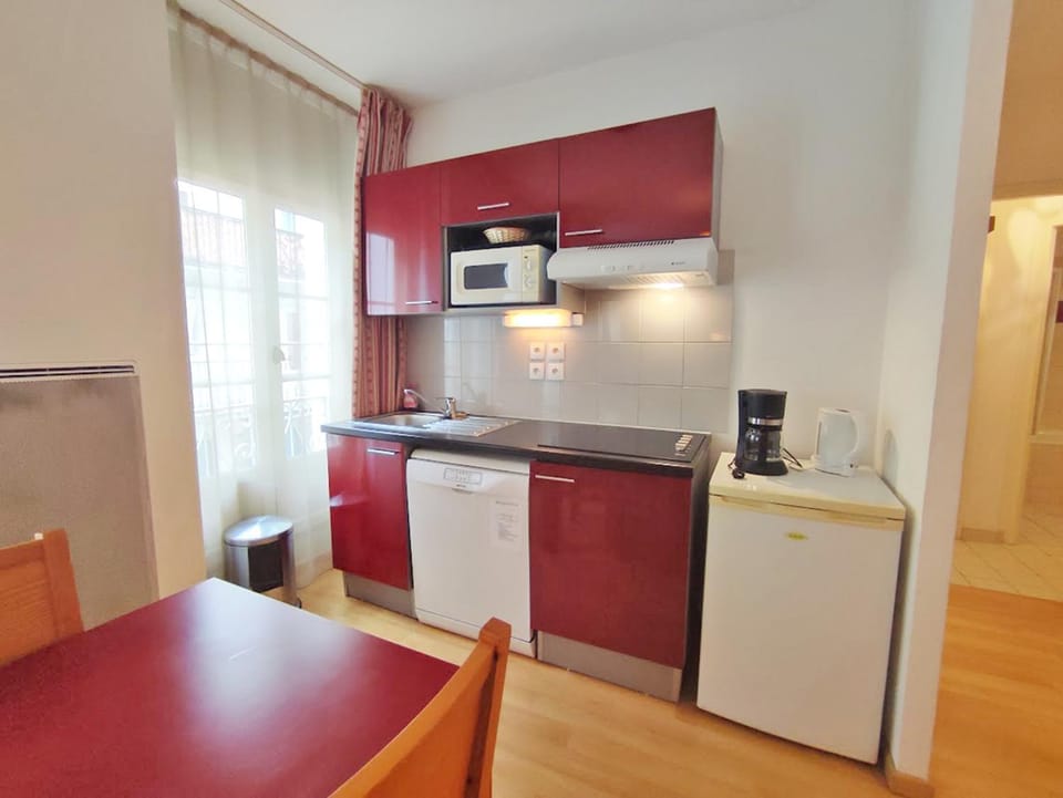 Kitchen or kitchenette, Dining area, dishwasher, minibar, stove