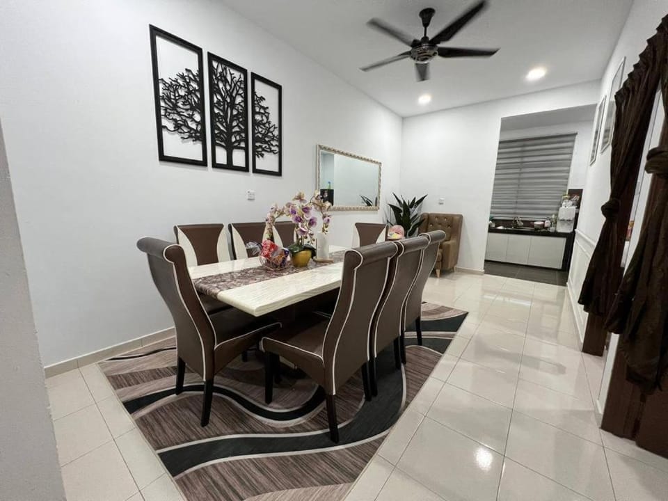 Dining area, fireplace