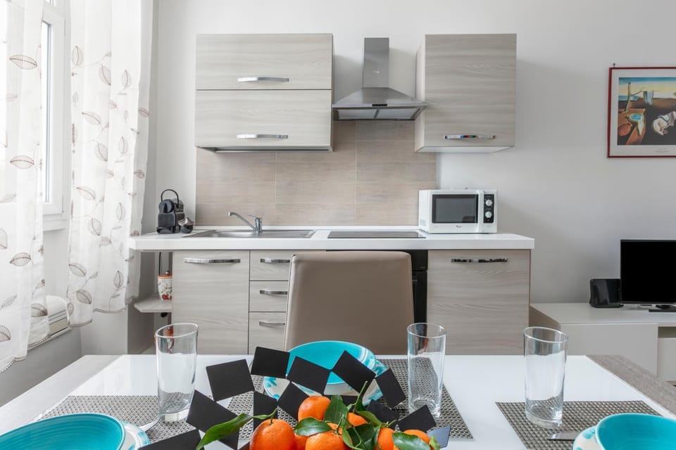 Kitchen or kitchenette, Dining area, stove