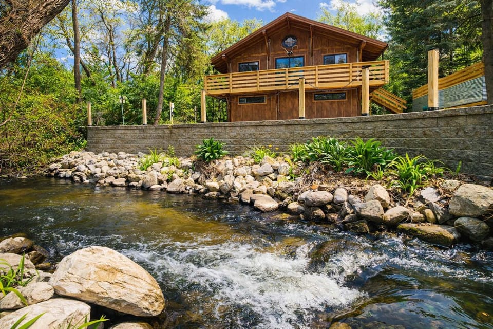 Exclusive 2 Chalet Stay-HotTub-Fireplace-Beachside Chalet in Traverse City